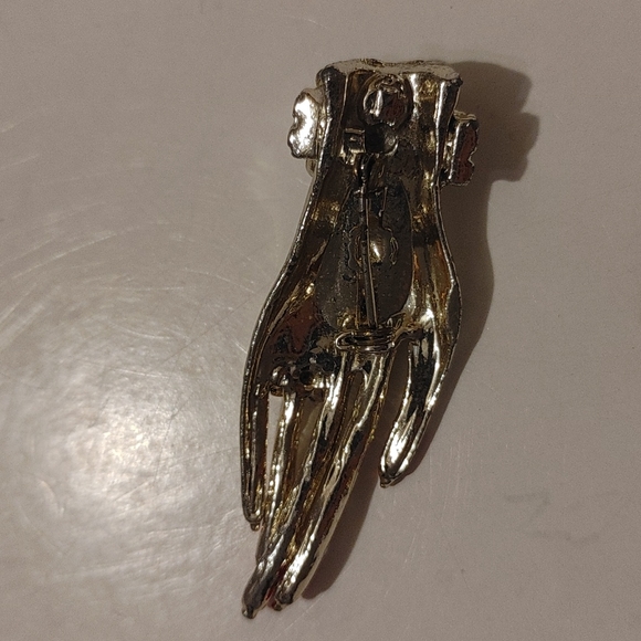 Hand with ring and polished nails brooch - Picture 3 of 5